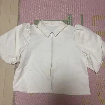 화이트 퍼프 슬리브 셔츠