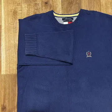 TOMMY 네이비 V넥 스웨터
