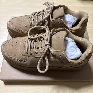 베이지 스웨이드 스니커즈