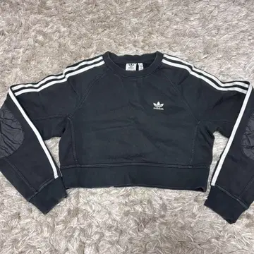 adidas 크롭 맨투맨 블랙