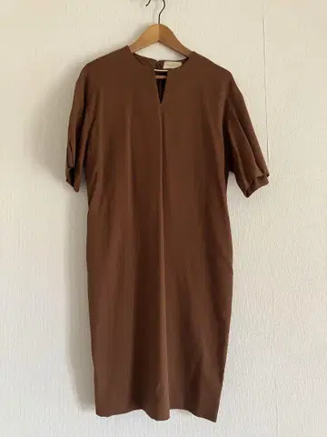 UNITED ARROWS 브라운 무릎 기장 원피스 뒷면 지퍼 포함