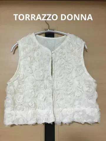 TORRAZZO DONNA 입체 화이트 플라워 레이스 슬리브리스 베스트