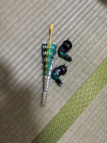 백수전대 가오레인저 가오리게이터의 꼬리와 앞발 2개