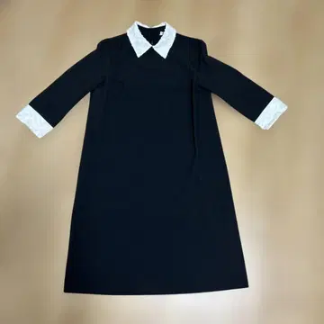 레이스 달린 화이트 카라의 블랙 무릎 기장 원피스