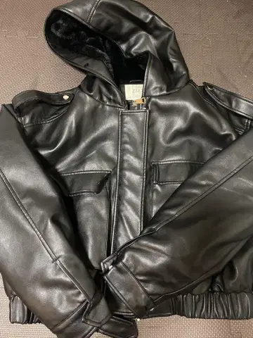 후드 부착 블랙 가죽 자켓