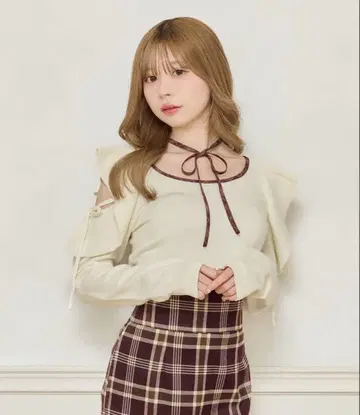 오픈 숄더 니트탑 리본 포함 크림색 긴팔 니트