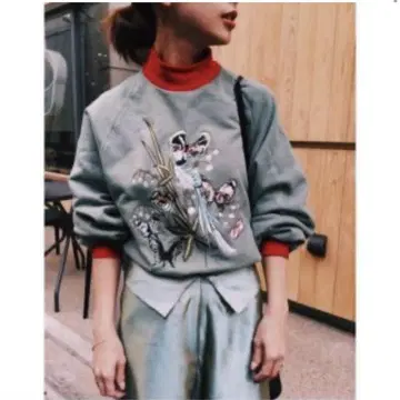 AMERI LILLY BELL EMBROIDERY TOP 아메리 맨투맨