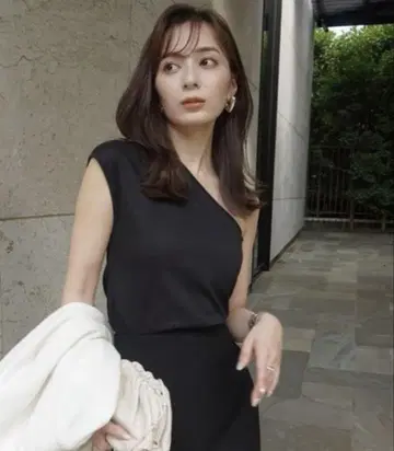 anuans 원 숄더 컷 상의 블랙
