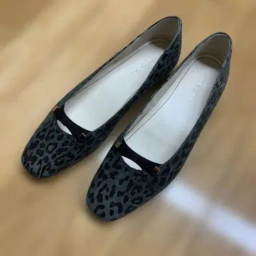 REGAL 레오파드 무늬 플랫슈즈