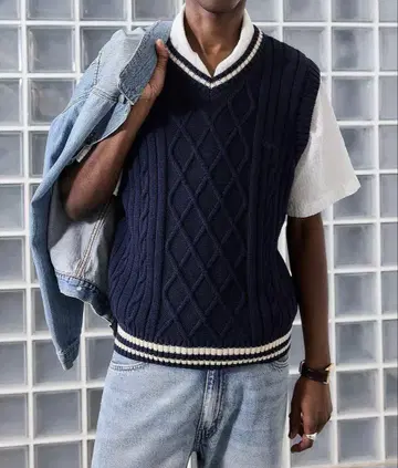 Urban Outfitters 케이블 니트 베스트 네이비 미사용 새상품