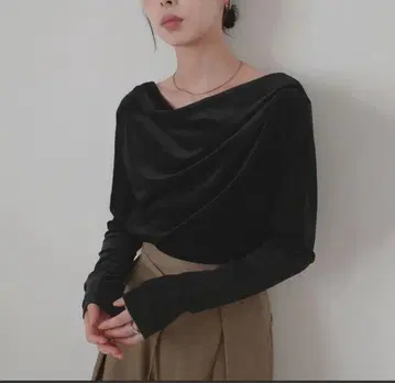 LIAN 드레이프 벨로아 풀오버 블랙