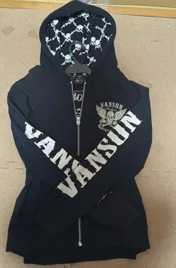 VANSON 스컬 디자인 후드티