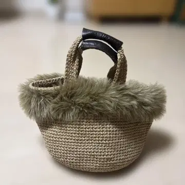 퍼가 달린 베이지 바스켓백