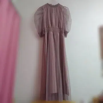 연한 핑크색 롱 원피스