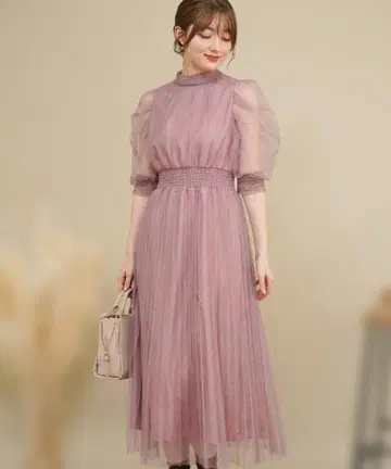 연한 핑크색 롱 원피스
