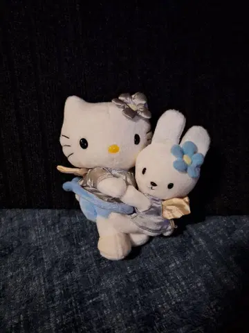 헬로키티 봉제 인형 껴안는 디자인