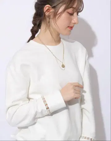 미사용 레어 사이즈 2 앱와이어 소매 펄 맨투맨 화이트