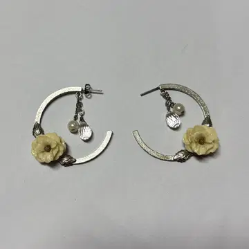 비비안 탐 플라워 모티브 실버 후프 귀걸이