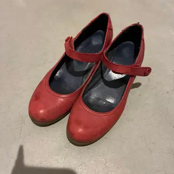 빨간색 메리 제인 중간 힐 펌프스