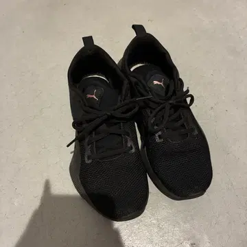 PUMA 블랙 스니커즈