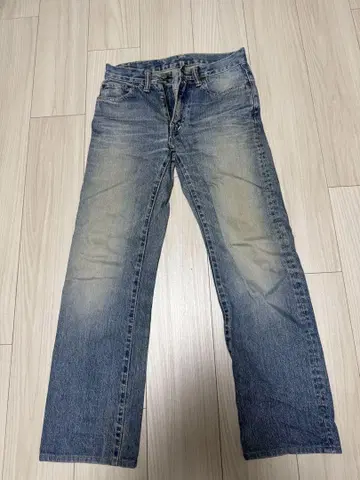 스트레이트 데님 라이트 블루 페이드 가공