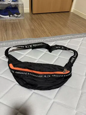 Armani Exchange 사선 가케 백 블랙/오렌지
