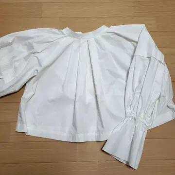 질스튜어트 뒷트임 리본 긴팔 블라우스