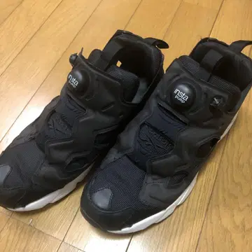 인스타펌프 블랙 스니커즈