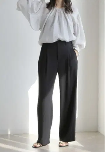 spick&span 실키 드레이프 턱 스트레이트 팬츠