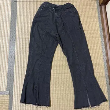 다크 그레이 플레어 팬츠 밑단 컷오프