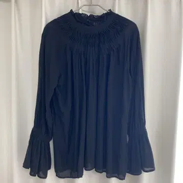 Spick and Span 프릴 달린 블랙 셔츠