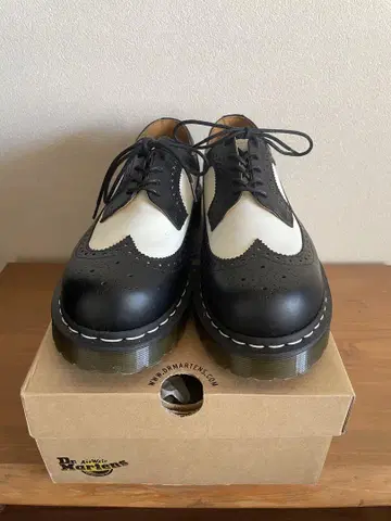 컨디션 최상 [ 닥터마틴 ] 통굽 윙칩 바이컬러 UK9