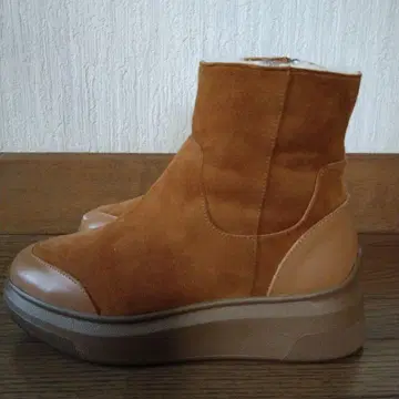 수잔느 라에 부츠