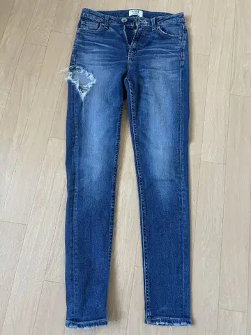 다크 블루 스키니 데님 무릎 데미지