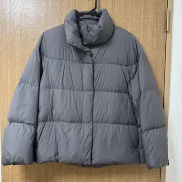 UNIQLO 그레이 다운 자켓 박스 실루엣