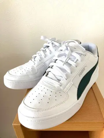 가격 인하 PUMA 화이트/그린 스니커즈