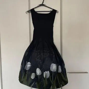 튤립 자수 슬리브리스 원피스