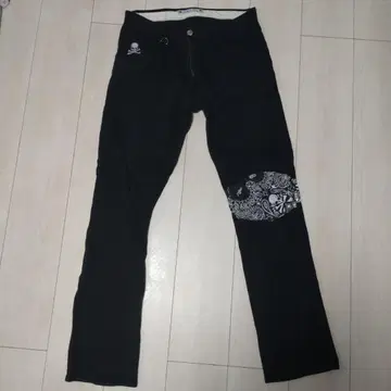 스컬 자수 블랙 데님 팬츠
