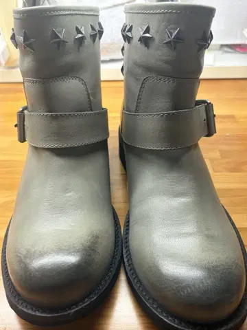 그레이 가죽 엔지니어 부츠 별 모양 스터드 부착