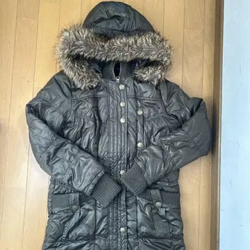 안쪽 올풀림 있음. 후드 탈부착 가능 카키 다운 자켓 퍼 포함