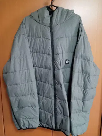 후드 부착 그레이 다운 자켓