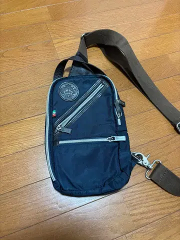 네이비 바디백 지퍼 포켓 부착