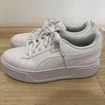 Puma 화이트 통굽 스니커즈