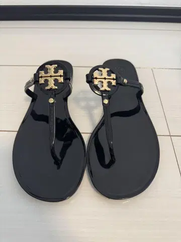 블랙 골드 로고 플랫 샌들