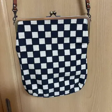카란 콜론 교토 체크 무늬 가마구치 숄더백 블랙과 화이트