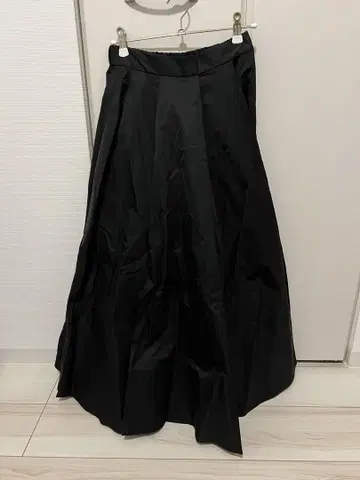 Ameri 블랙 새틴 플레어 스커트