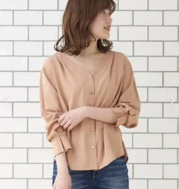 [ 미착용 새상품 택 포함 ] 르쿠르 블랑 뉴앙스 V넥 메탈 버튼 셔츠