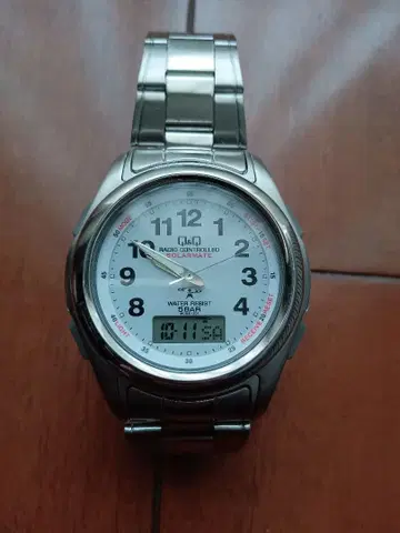 Q&Q 솔라 전파 시계 UP02