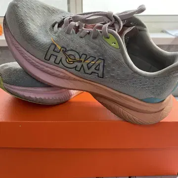 HOKA 러닝화 그레이/핑크
