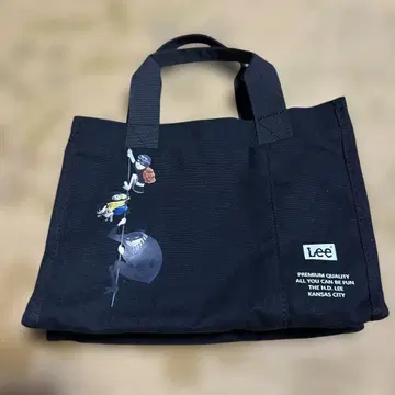 Lee 블랙 토트백 캐릭터 포함